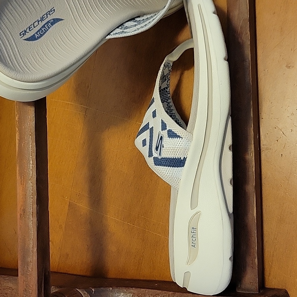 Skechers GO Walk Arch Fit Palm Coast Beige & Navy Flip Flops Size 8 - Picture 3 of 6